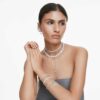 Ariana Grande X Swarovski Clip-Ohrringe, asymmetrisches Design, Kristallperle, Baguette-Schliff, weiß, rhodiniert Ariana Grande X Swarovski Clip-Ohrringe, asymmetrisches Design, Kristallperle, Baguette-Schliff, weiß, rhodiniert