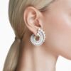 Ariana Grande X Swarovski Ohrringe mit Kristallperle, gemischte Schliffe, weiß, rhodiniert Ariana Grande X Swarovski Ohrringe mit Kristallperle, gemischte Schliffe, weiß, rhodiniert