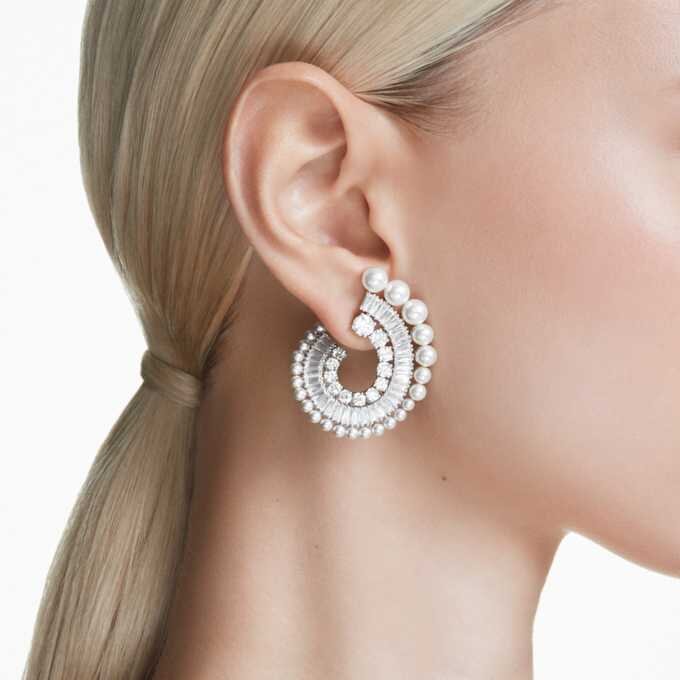 Ariana Grande X Swarovski Ohrringe mit Kristallperle, gemischte Schliffe, weiß, rhodiniert Ariana Grande X Swarovski Ohrringe mit Kristallperle, gemischte Schliffe, weiß, rhodiniert