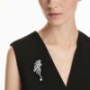 Die Brosche „Feather“ aus der Vienna Collection, weiß, rutheniumbeschichtet