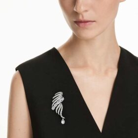 Die Brosche „Feather“ aus der Vienna Collection, weiß, rutheniumbeschichtet