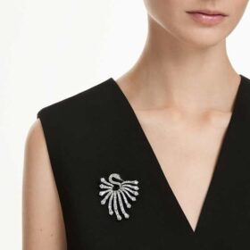 Die Brosche „Swan“ aus der Vienna-Kollektion, weiß, rutheniumbeschichtet