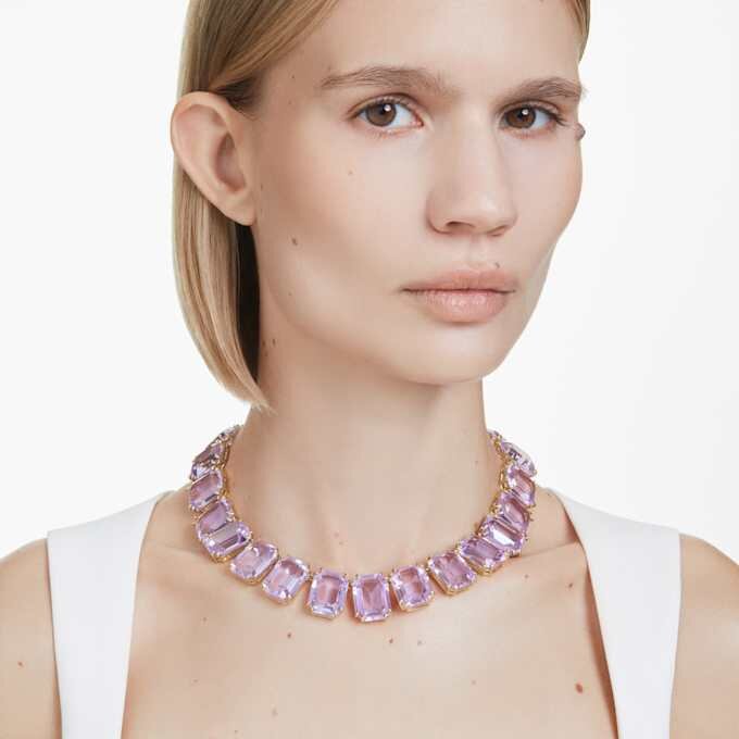 Millenia-Halskette mit übergroßen Kristallen, Achtkant-Schliff, lila, goldfarben plattiert Millenia-Halskette mit übergroßen Kristallen, Achtkant-Schliff, lila, goldfarben plattiert