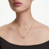 Symbolica-Anhänger Pavé, Hufeisen, weiß, roségoldfarben plattiert Symbolica-Anhänger Pavé, Hufeisen, weiß, roségoldfarben plattiert